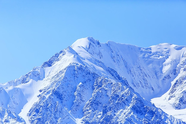 montagnes fond de pics enneigés, vue paysage hiver nature pics