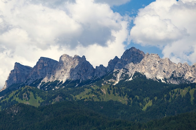 Montagnes et forêt au lac de Braies