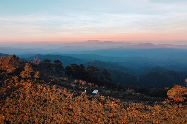 Montagnes et forêts après le coucher du soleil, vue sur la montagne au coucher du soleil et lumière du coucher du soleil