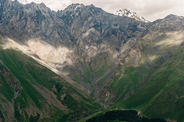 Photo montagnes en géorgie. zone de kazbegi, lumière et ombre.