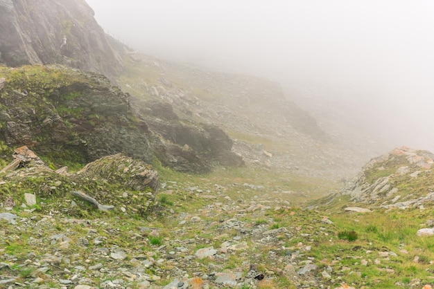 Les montagnes Grossglockner par temps de brouillard