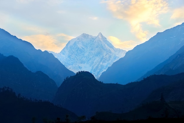 Montagnes de l'Himalaya près du village de Tatopani au Népal Annapurna Circuit Trek