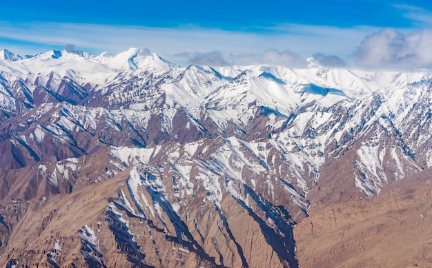 Montagnes de l'Himalaya sous les nuages