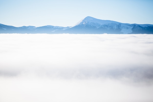 Montagnes d'hiver avec brouillard