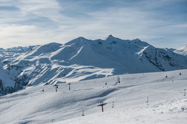 Montagnes d'hiver enneigées au soleil. Montagnes du Caucase, Géorgie, de la station de ski Gudauri