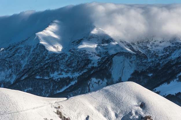 Montagnes d'hiver enneigées au soleil. Montagnes du Caucase, Géorgie, de la station de ski Gudauri