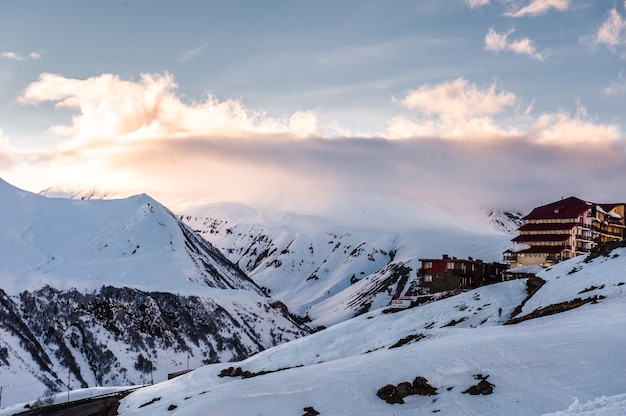 Montagnes d'hiver enneigées au soleil. Montagnes du Caucase, Géorgie, de la station de ski Gudauri