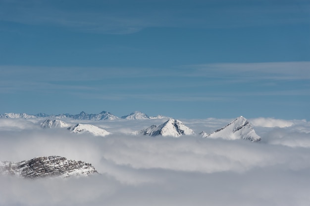 Montagnes d'hiver enneigées au soleil. Montagnes du Caucase, Géorgie, de la station de ski Gudauri