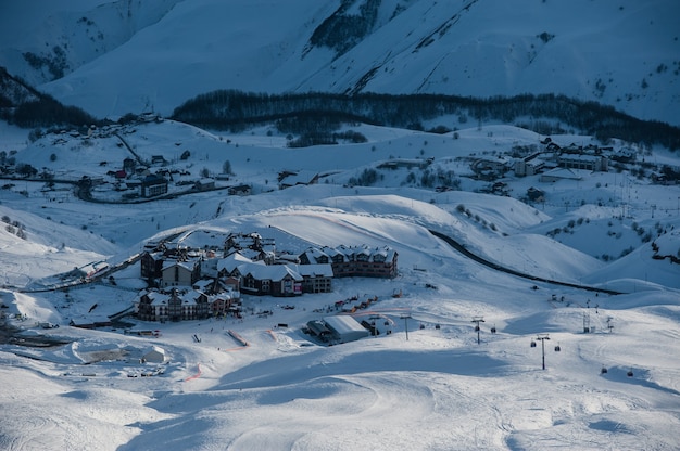 Montagnes d'hiver enneigées au soleil. Montagnes du Caucase, Géorgie, de la station de ski Gudauri