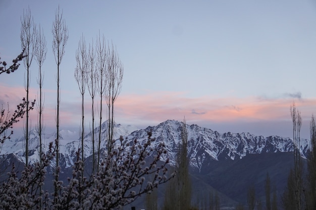 Montagnes d&#39;hiver avec de la neige.Leh Ladakh.