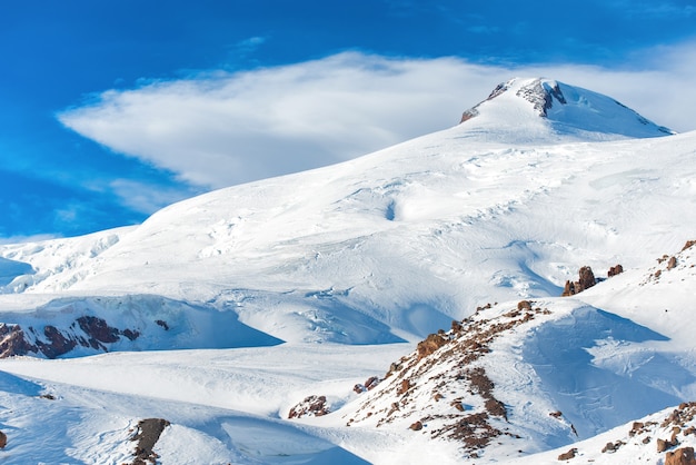 Montagnes d'hiver avec pic de neige. Montagne d'Elbrouz