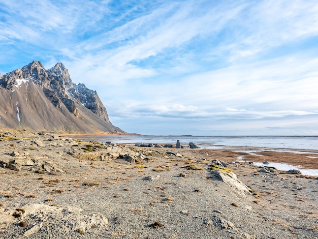 Les montagnes Horny de l'Est de l'Islande l'un des points de repère de destination du point de vue paysage attrayant