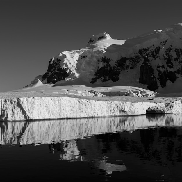 Montagnes et icebergs du paysage côtier du détroit de Lemaire Antarctique Péninsule Antarctique