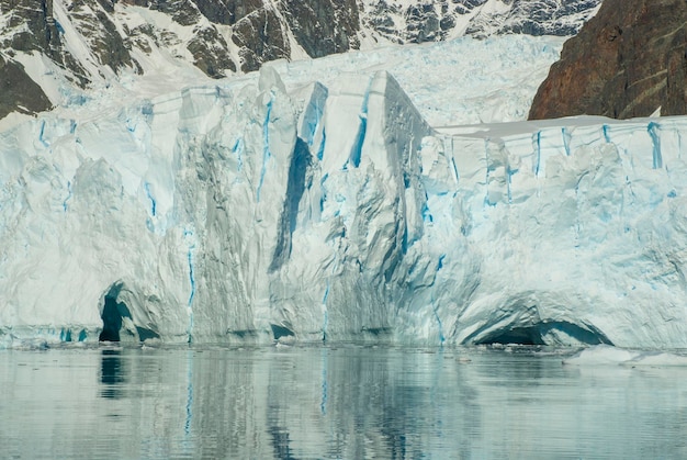 Montagnes et icebergs du paysage côtier du détroit de Lemaire Antarctique Péninsule Antarctique