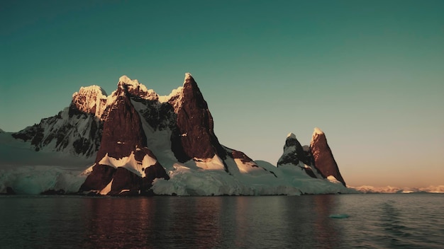 Montagnes et icebergs du paysage côtier du détroit de Lemaire Antarctique Péninsule Antarctique