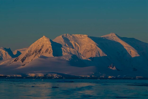 Montagnes et icebergs du paysage côtier du détroit de Lemaire Antarctique Péninsule Antarctique