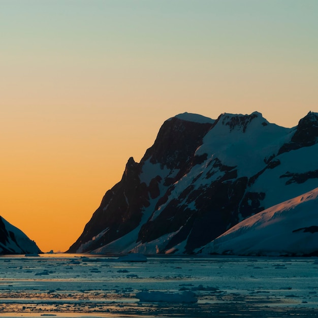 Montagnes et icebergs du paysage côtier du détroit de Lemaire Antarctique Péninsule Antarctique