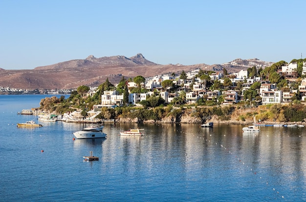 Montagnes et îles de bateaux de mer bleue sur les vacances d'été de côte égéenne et le concept côtier de nature