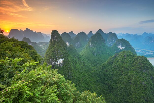 Photo les montagnes karstiques de xingping guilin en chine