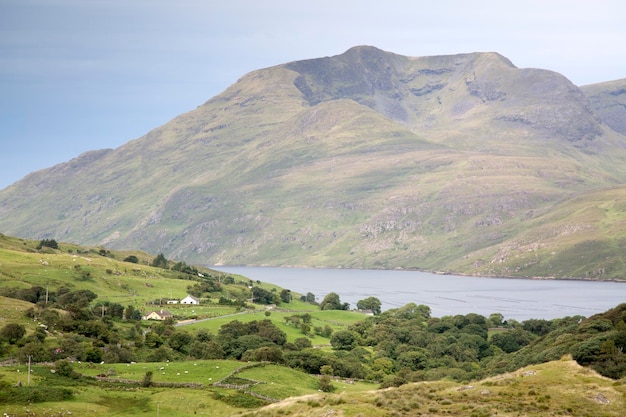 Montagnes et lac à Killary Fjord Connemara Galway Irlande