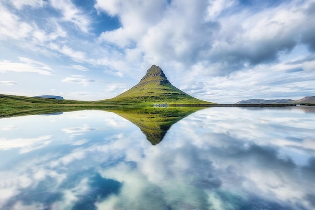 Montagnes et lac de Kirkjufell en Islande Paysage naturel en été Réflexion sur la surface de l'eau Lieu célèbre Image de voyage en Islande