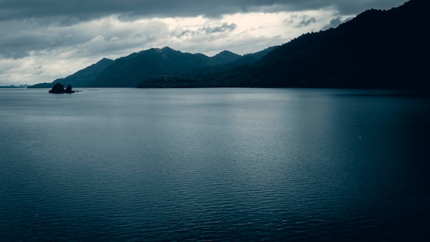 Montagnes, lacs et brouillard matinal .beau paysage à Kanchanaburi Thaïlande .