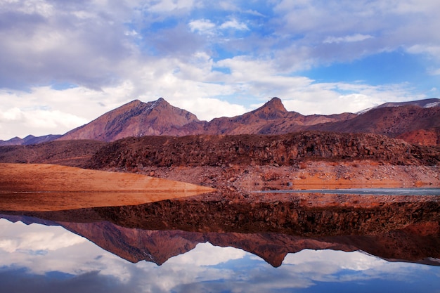 Montagnes avec leur reflet sur le lac