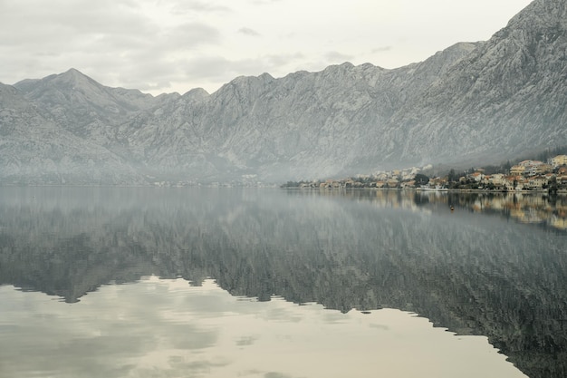 Montagnes Et La Mer Adriatique Par Temps Nuageux Dobrota Monténégro