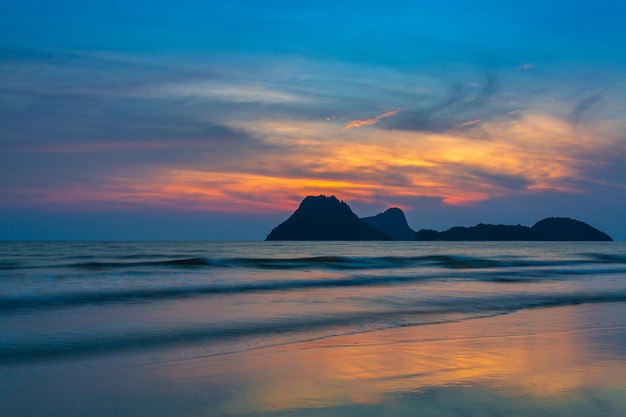 montagnes et mer le matinPhang Nga Bay Sunrise