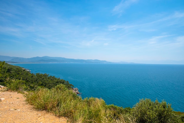 Les montagnes et la mer en Turquie un jour d'été et ensoleillé