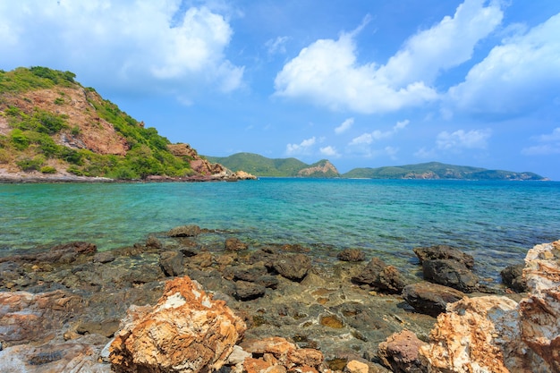 Montagnes de la mer et voile