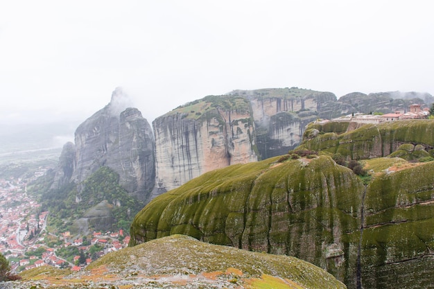 Montagnes de Meteora en Grèce pendant le ciel nuageux de pluie