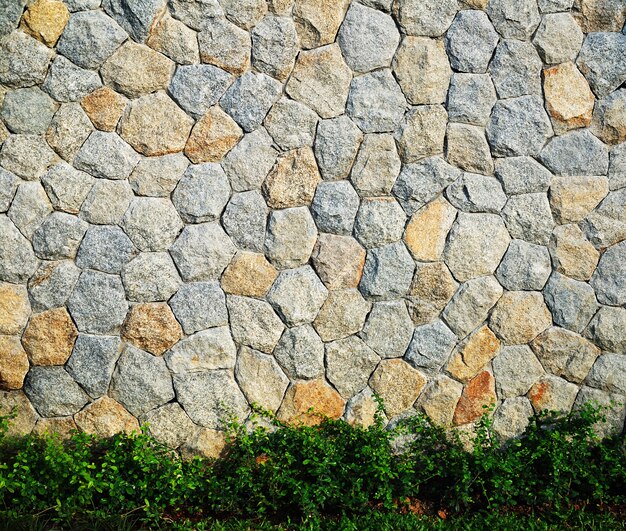 Les montagnes de murs de pierre construits par la pierre taillées dans les montagnes au mur