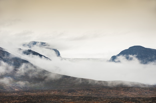 Montagnes avec des nuages un jour de pluie, ouest du Groenland