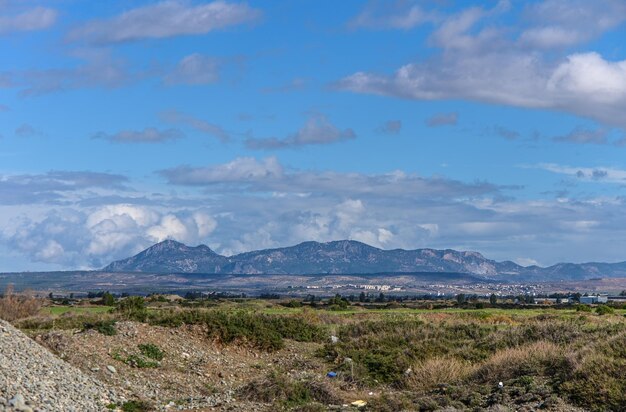 Photo montagnes et nuages sur la mer méditerranée en hiver sur l’île de chypre 2