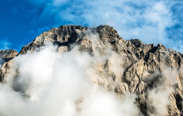 Montagnes et nuages