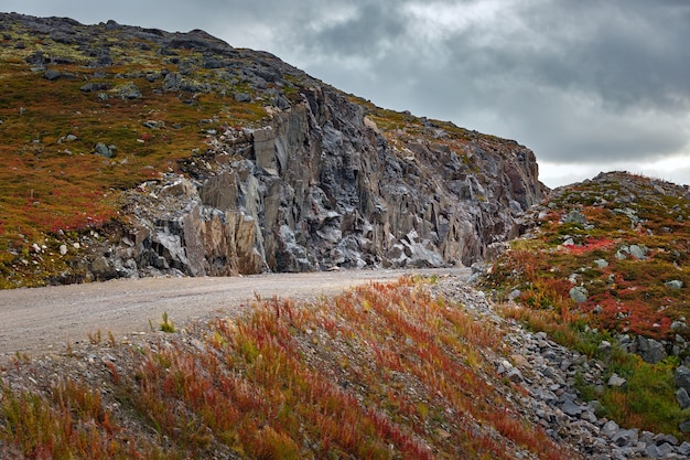 Les montagnes ont été détruites pour construire une route sur la côte de la mer de Barents. Péninsule de Kola, Russie.