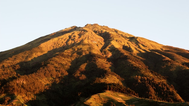 montagnes d'orange au lever du soleil du matin