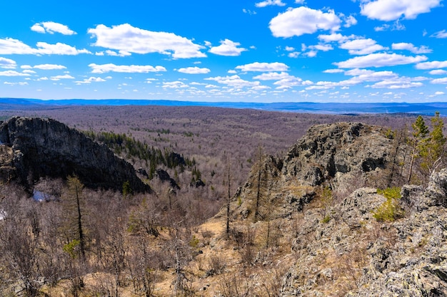 Montagnes de l'oural du sud avec une végétation paysagère unique et une diversité de la nature au printemps