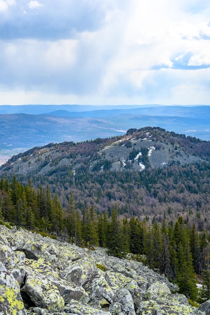 Montagnes de l'Oural du Sud avec une végétation paysagère unique et une nature diversifiée