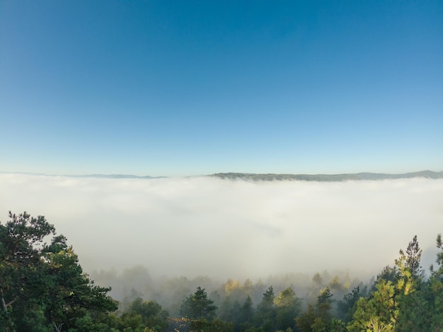 Montagnes parmi les nuages sous le lever du soleil du ciel bleu dans le parc naturel du paysage national en république tchèque