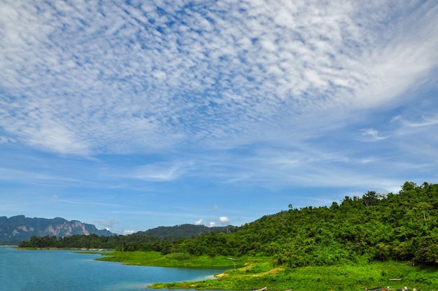 Les montagnes et le paysage de la mer avec un ciel bleu