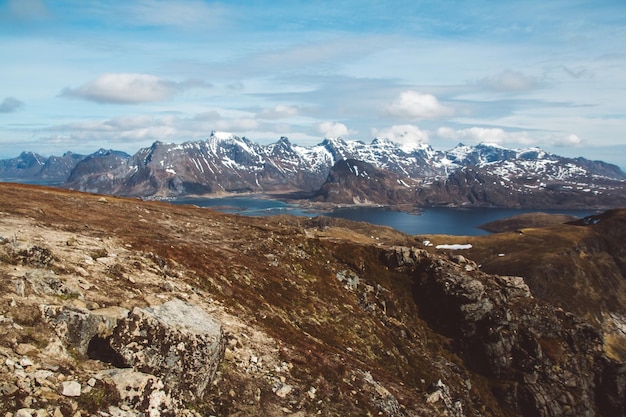 Montagnes et paysages de Norvège sur les îles Lofoten Paysage scandinave naturel