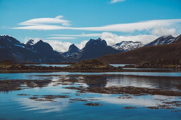 Photo montagnes et paysages de norvège sur les îles lofoten paysage scandinave naturel