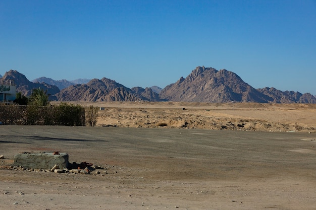 Montagnes de la péninsule du Sinaï près de la ville de Charm el-Cheikh, Egypte.