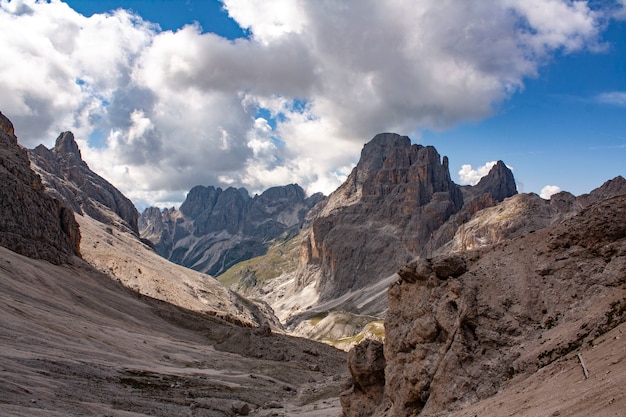 Montagnes de pierre dans les Alpes avec des nuages