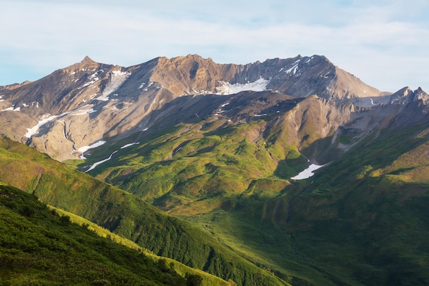 Montagnes pittoresques de l'Alaska en été. Massifs enneigés, glaciers et pitons rocheux.