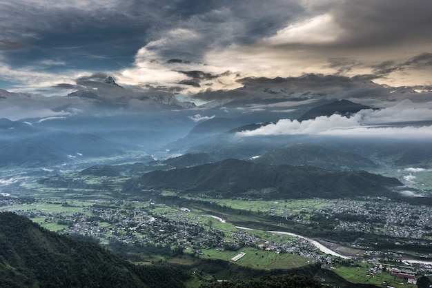 montagnes de Pokhara Katmandou himalayens