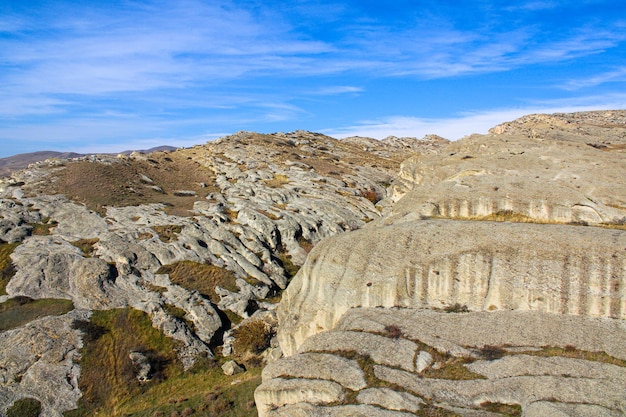 Les montagnes près de Gori et Uplistsikhe en Géorgie Les rochers avec de l'herbe Le ciel bleu avec des nuages