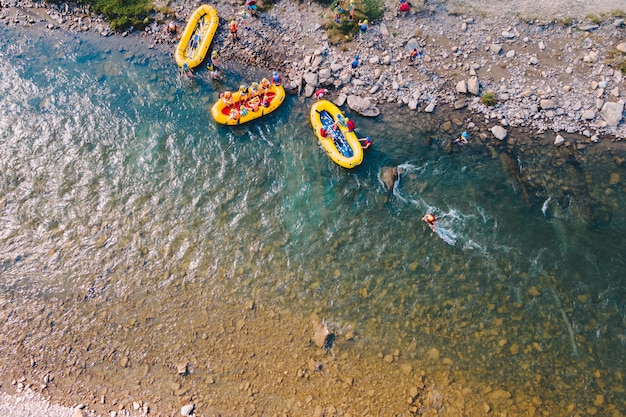 Montagnes rafting attraction extrême en été. espace de copie. vue aérienne